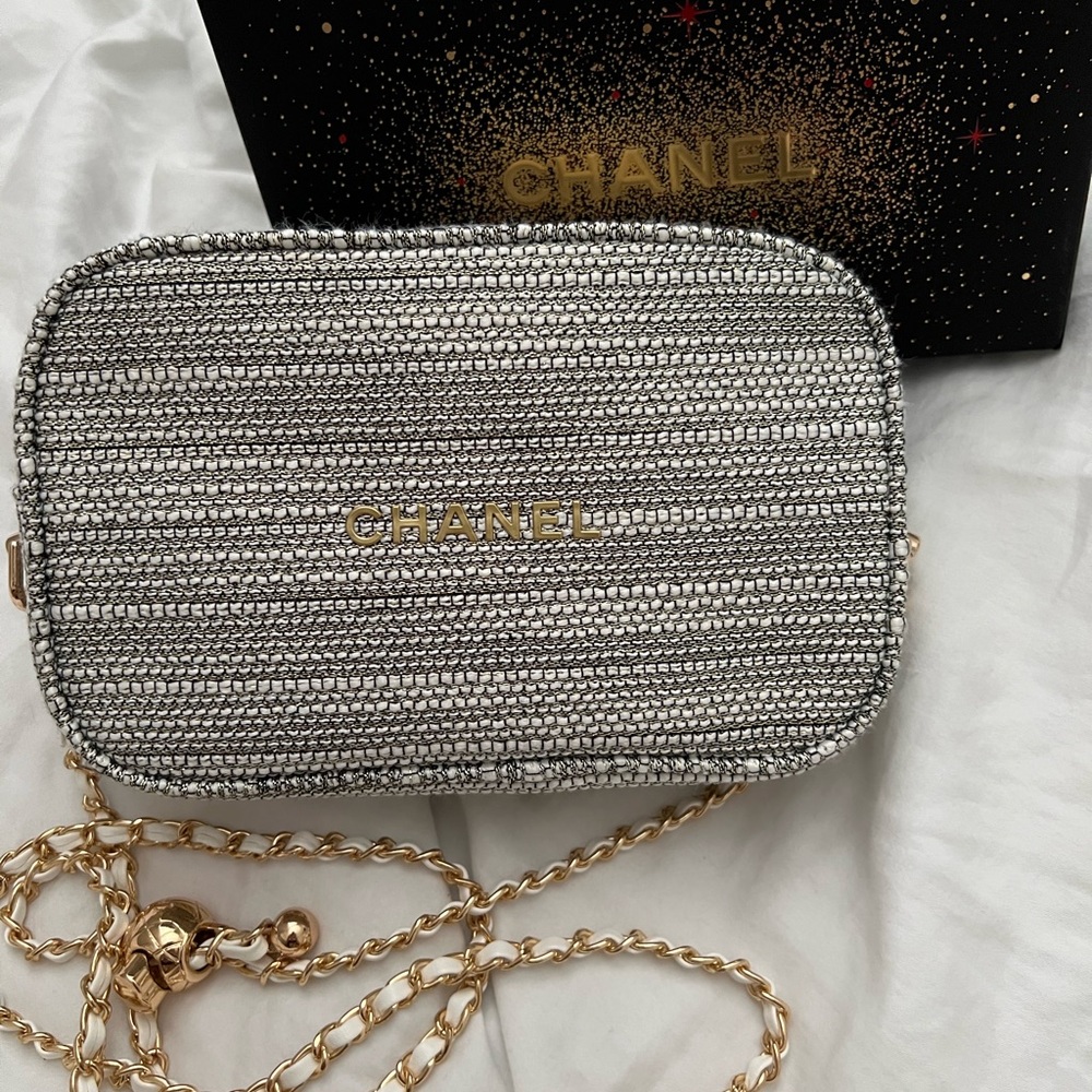 CHANEL HOLIDAY MAKEUP BAG